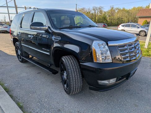 Used 2011 Cadillac Escalade Premium AWD/4WD image 8