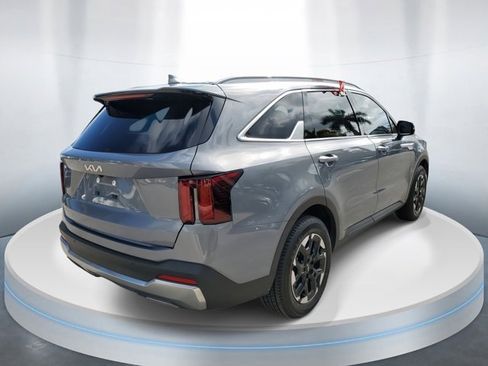 Used 2024 Kia Sorento S w/ Panoramic Sunroof Package image 4