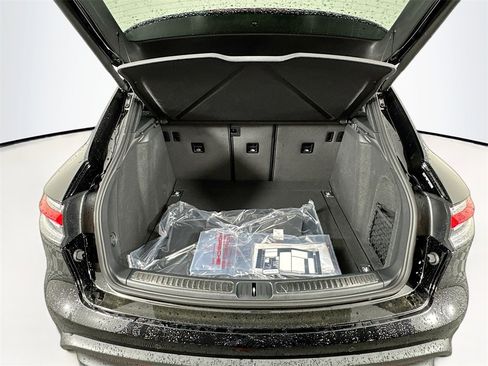 Certified 2025 Porsche Macan image 24