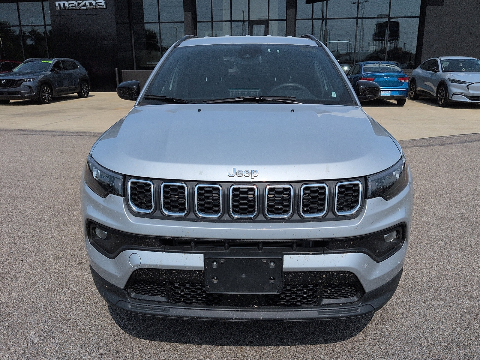 Used 2025 Jeep Compass Latitude AWD/4WD image 3