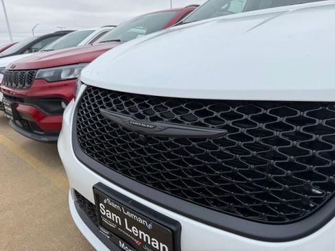 New 2026 Chrysler Pacifica Select w/ S Appearance Package image 4