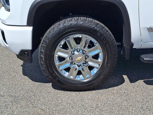 Used 2024 Chevrolet Silverado 2500 High Country w/ Technology Package AWD/4WD image 8