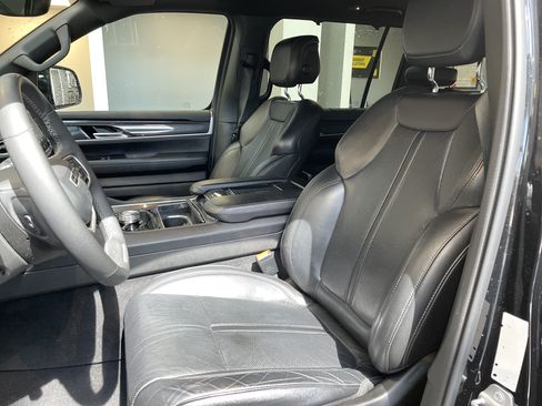 Used 2023 Jeep Wagoneer 4WD w/ Convenience Group I image 18