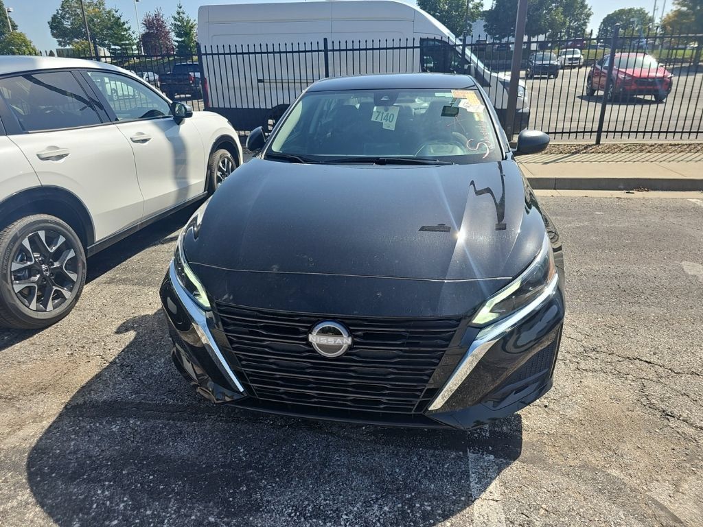 Used 2025 Nissan Altima 2.5 SV FWD image 2