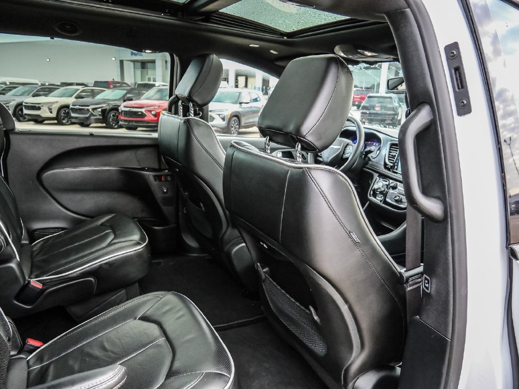 Used 2025 Chrysler Pacifica Limited FWD image 24