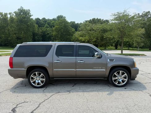 Used 2013 Cadillac Escalade ESV Luxury AWD/4WD image 4