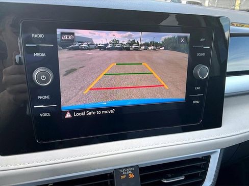 Certified 2025 Volkswagen Taos SE image 27