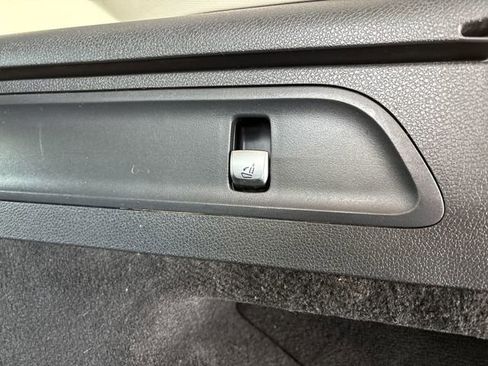 Used 2019 Mercedes-Benz GLC 300 w/ Premium Package image 18