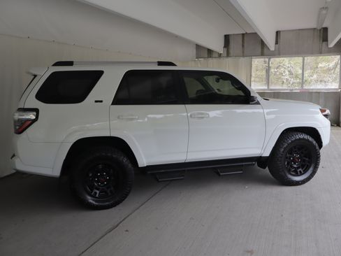 Used 2022 Toyota 4Runner SR5 AWD/4WD image 4