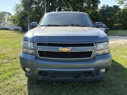 Used 2008 Chevrolet Suburban LT w/ LT Preferred Equipment Group AWD/4WD image 2