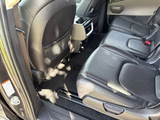 Used 2025 Kia Carnival FWD image 25
