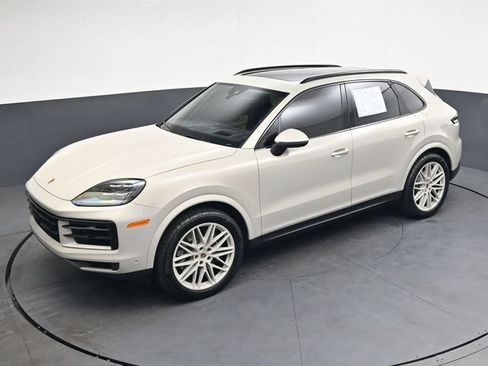 Used 2025 Porsche Cayenne AWD/4WD image 35