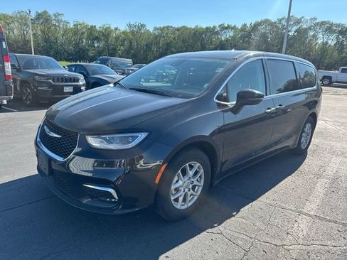 Used 2023 Chrysler Pacifica Touring-L FWD image 3