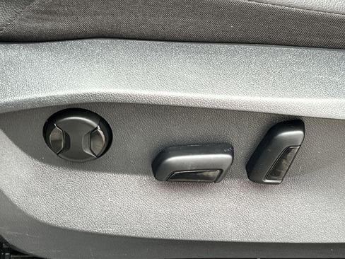 Used 2023 Volkswagen Tiguan SE w/ Panoramic Sunroof Package image 19