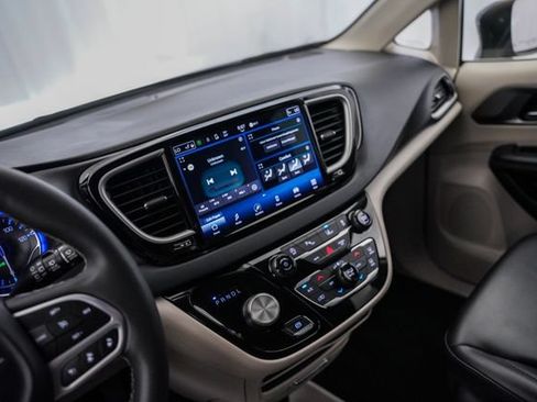 Used 2023 Chrysler Pacifica Touring-L FWD image 51