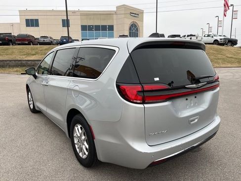 Used 2024 Chrysler Pacifica Touring-L image 5