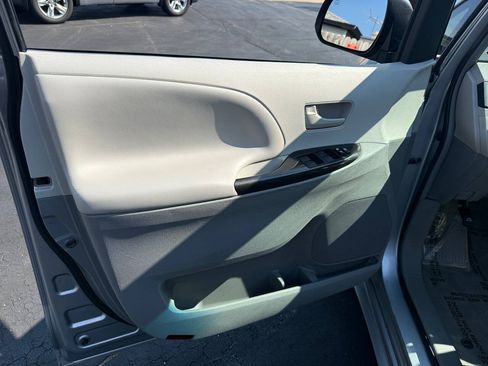 Used 2014 Toyota Sienna LE FWD image 87