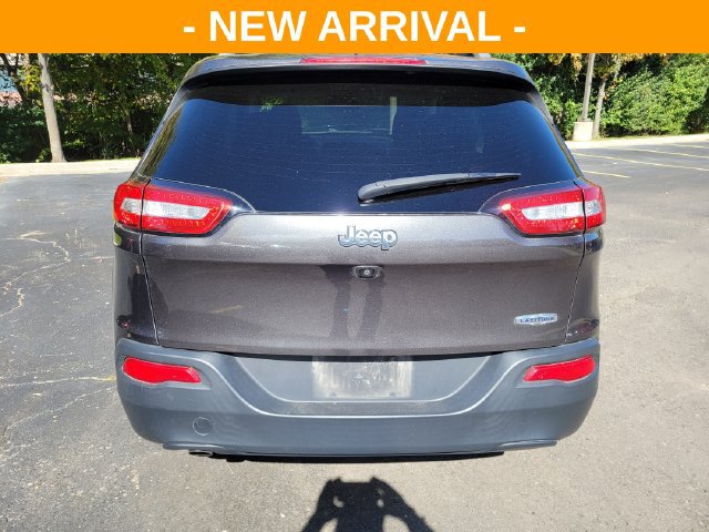 Used 2017 Jeep Cherokee Latitude w/ Cold Weather Group FWD image 4