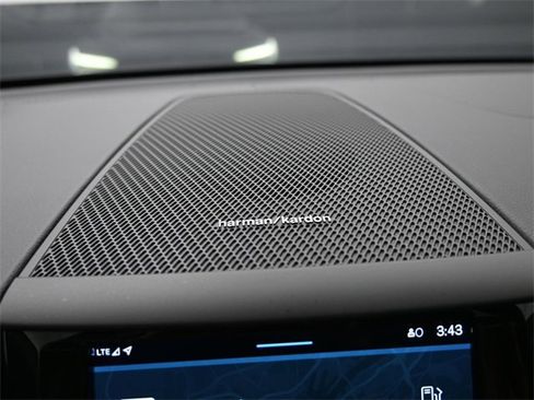 Used 2023 Volvo XC60 B6 Ultimate w/ Protection Package Premier image 31