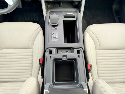 Used 2023 Land Rover Discovery S AWD/4WD image 29