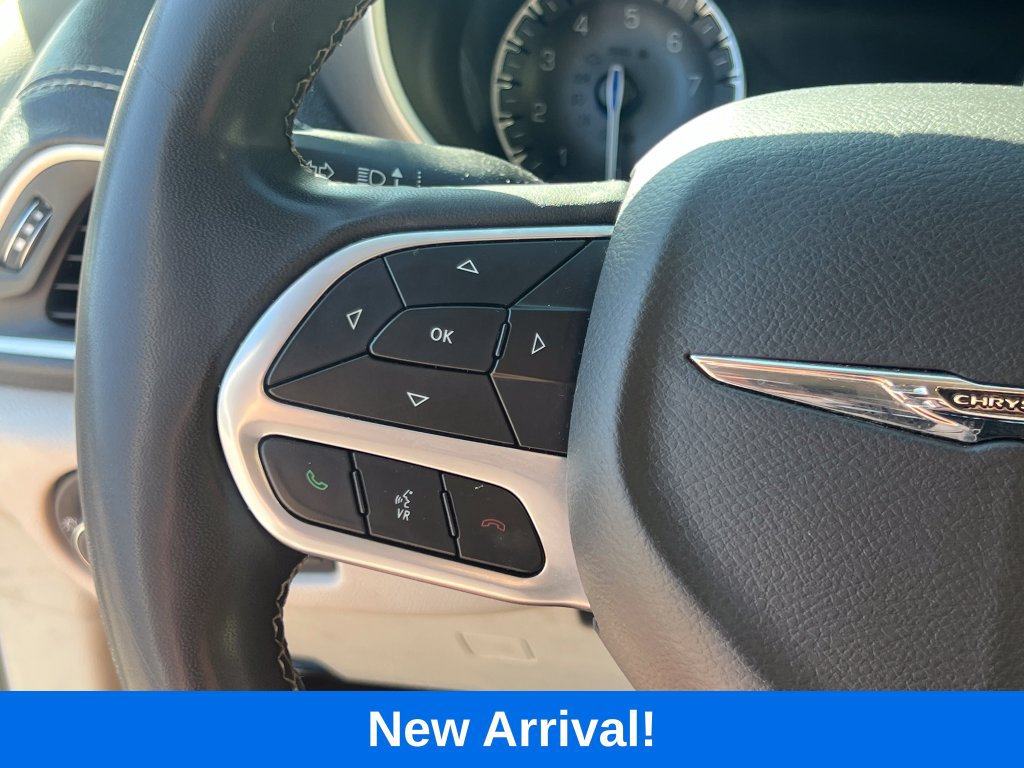 Used 2022 Chrysler Pacifica Touring-L w/ Uconnect Theater Family Group FWD image 22