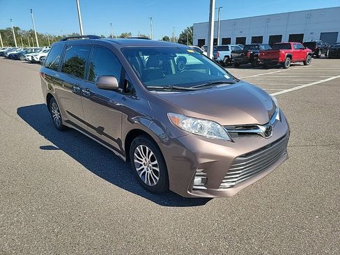 Used 2019 Toyota Sienna XLE Premium image 2
