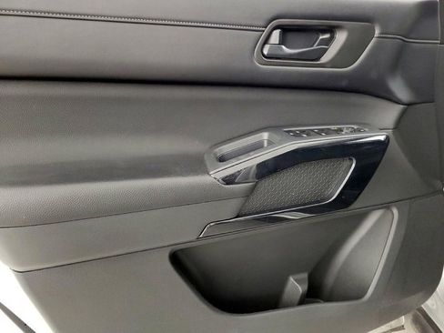 Used 2024 Nissan Pathfinder S image 8