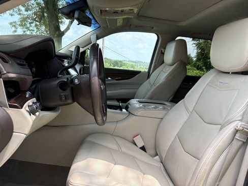 Used 2017 Cadillac Escalade Luxury AWD/4WD image 12