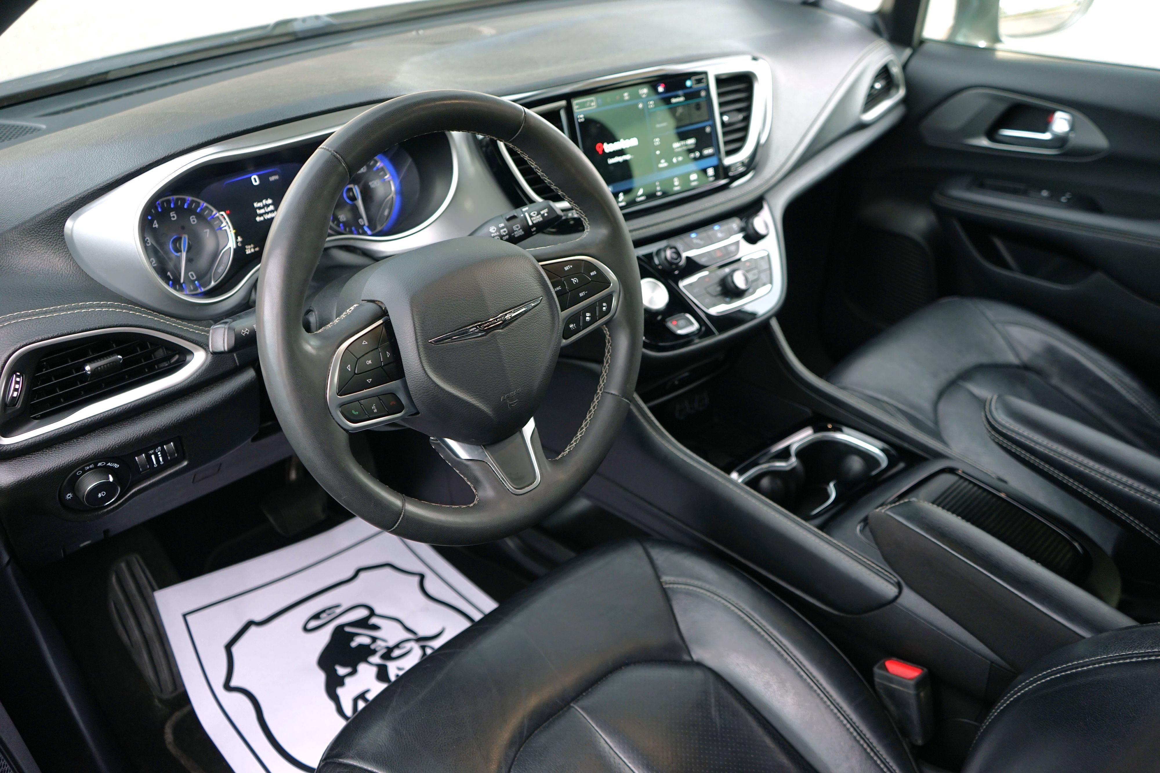 Used 2021 Chrysler Pacifica Touring-L w/ Uconnect Theater Family Group FWD image 15