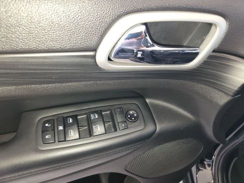 Used 2020 Jeep Grand Cherokee Laredo image 28