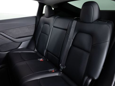 Used 2021 Tesla Model Y Long Range image 18