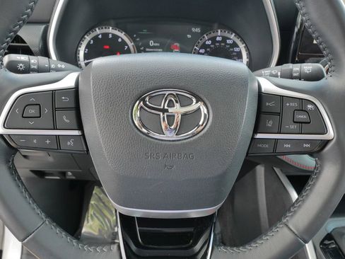 Used 2023 Toyota Highlander XSE FWD image 27