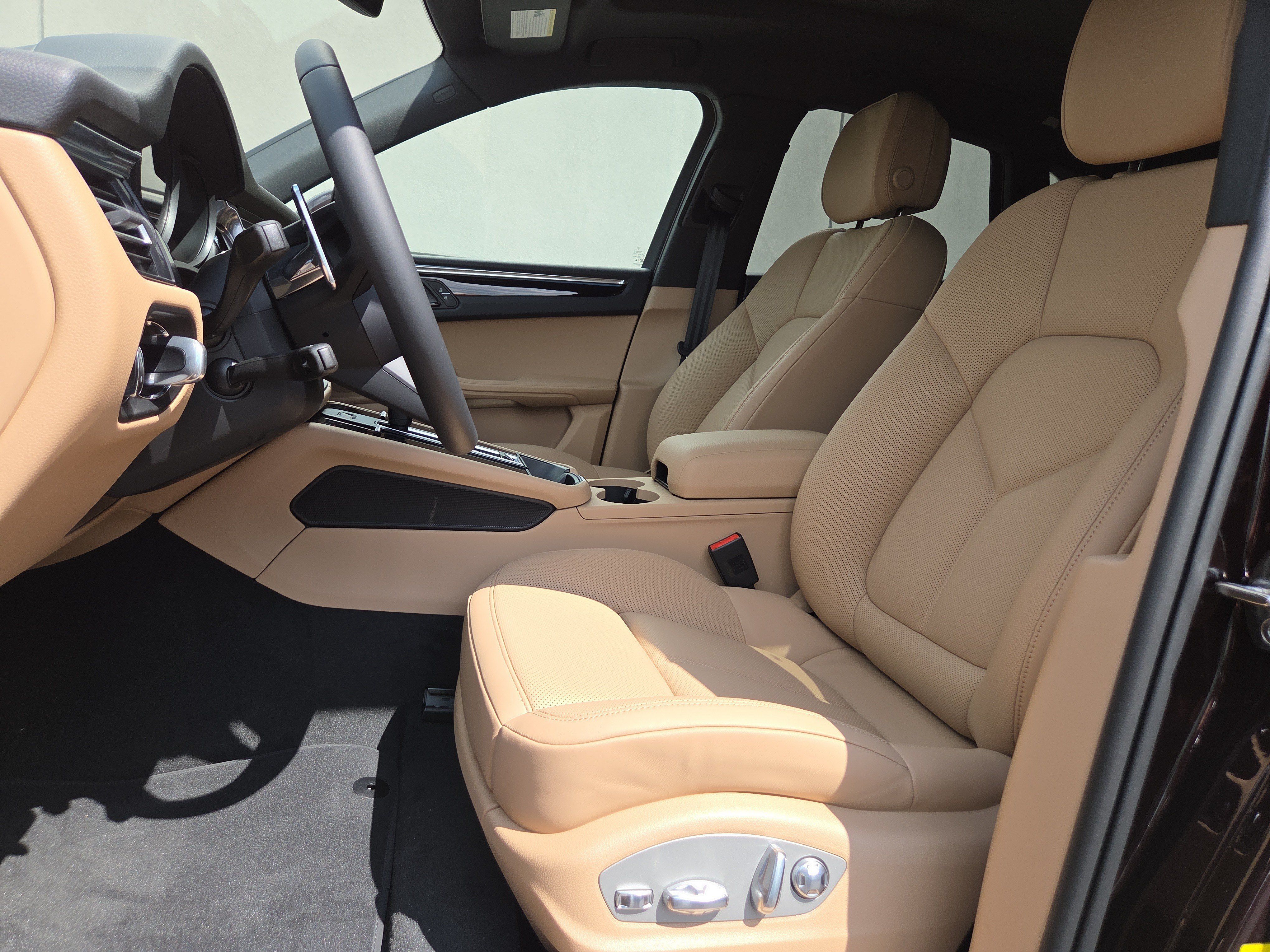 Certified 2025 Porsche Macan AWD/4WD image 5