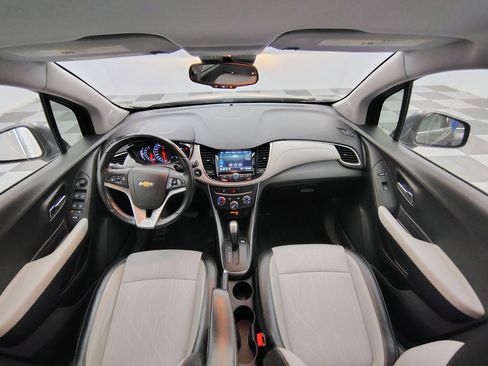 Used 2019 Chevrolet Trax LT w/ LT Convenience Package FWD image 2