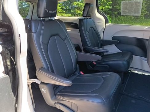 Used 2024 Chrysler Pacifica Touring-L FWD image 19