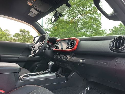 Used 2017 Toyota Tacoma TRD Sport w/ Tow Package AWD/4WD image 16