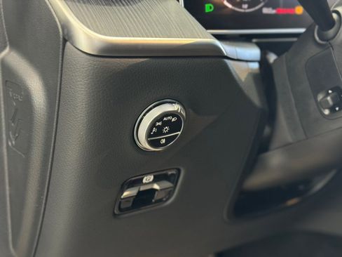 Used 2024 Mercedes-Benz GLC 300 4MATIC image 12