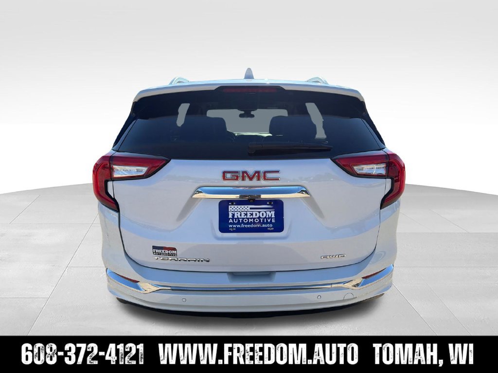 Used 2024 GMC Terrain Denali w/ Denali Premium Package AWD/4WD image 4