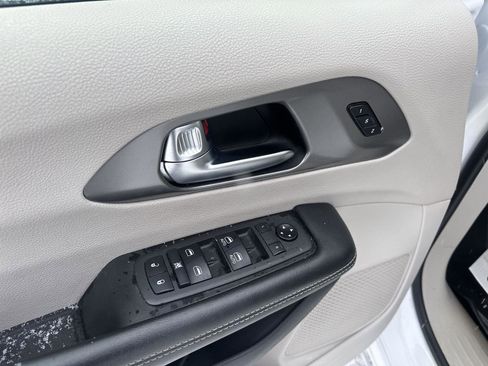 Used 2021 Chrysler Pacifica Touring-L image 22