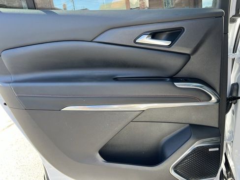 Used 2025 Chevrolet Traverse RS image 22