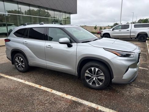 Used 2022 Toyota Highlander XLE AWD/4WD image 4