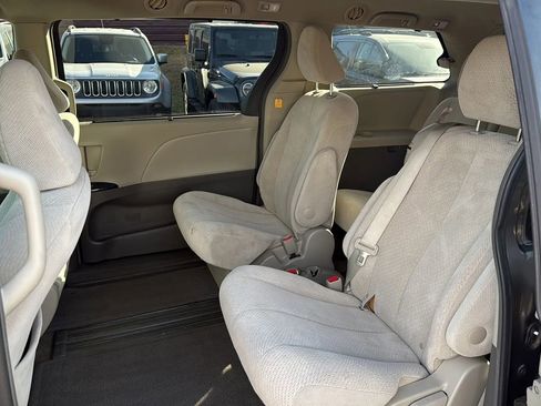 Used 2012 Toyota Sienna LE image 12