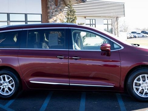 Used 2020 Chrysler Pacifica Touring-L image 31