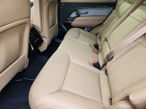 Used 2026 Land Rover Range Rover Sport SE image 5