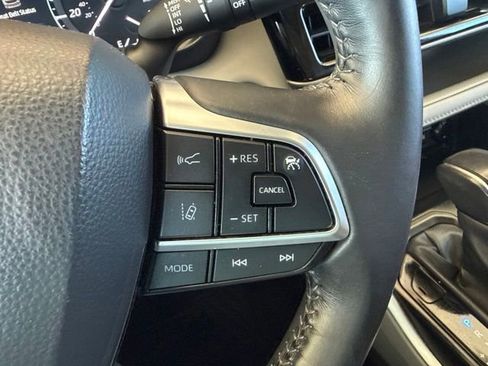 Used 2021 Toyota Highlander XLE FWD image 17
