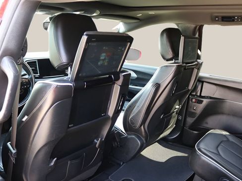 Used 2021 Chrysler Pacifica Limited w/ Uconnect Theater Family Group AWD/4WD image 15