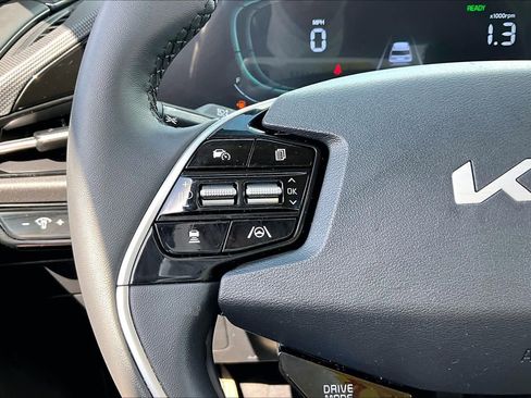 Used 2023 Kia Niro EX image 24