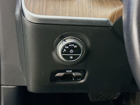 Used 2025 Mercedes-Benz C 300 4MATIC Sedan image 17