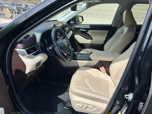 Used 2022 Toyota Highlander XLE AWD/4WD image 9
