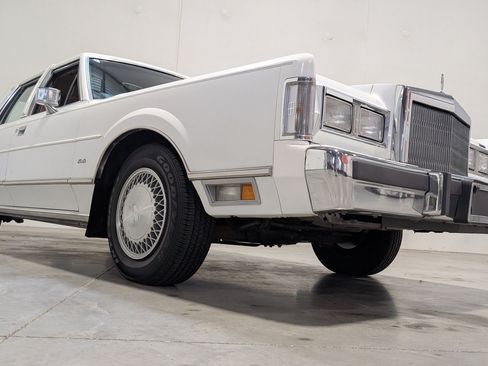 Used 1988 Lincoln Town Car RWD image 19